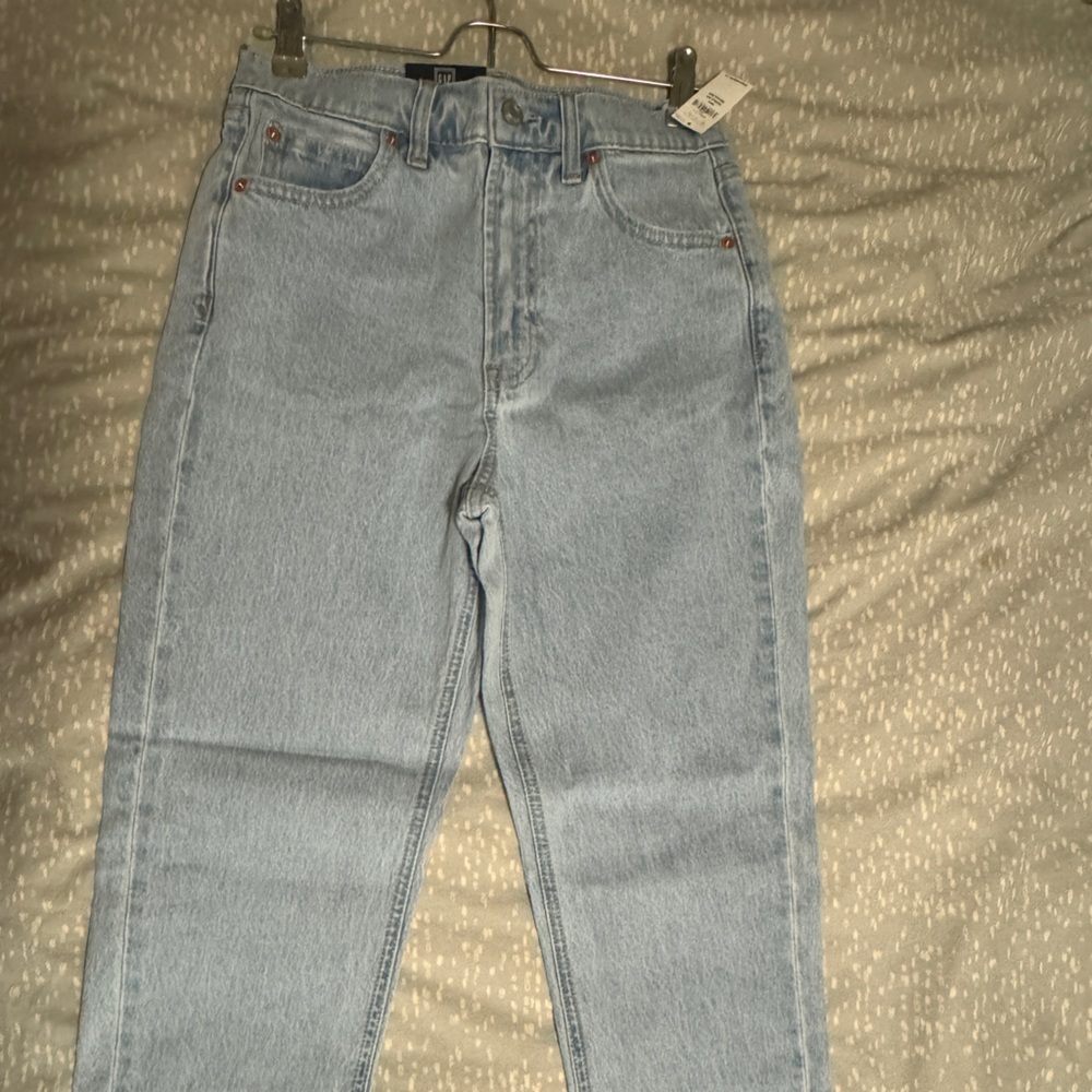 New with tags Gap light wash mom jeans sz 26/2, 30 inseam